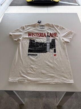 Desperate Housewives Wisteria Lane Graphic Tee - Cream with Red & Black Print M
